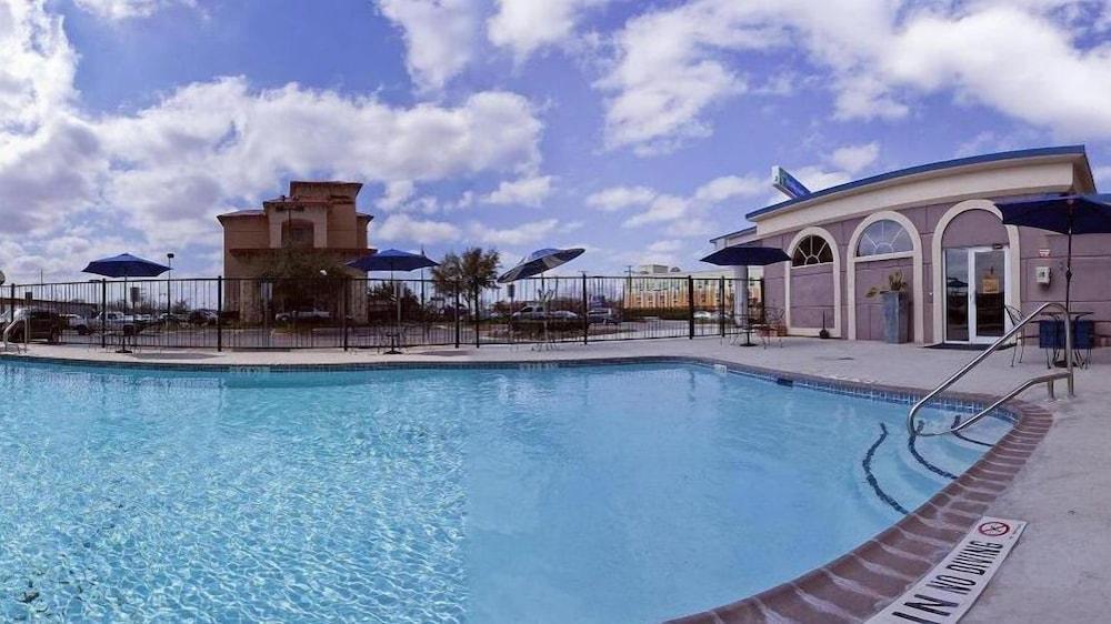 Wingate By Wyndham Hotel 3*